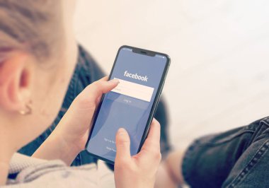 KYIV, UKRAINE-JANUARY, 2020: Cep telefonu ekranında Facebook. Sosyal Medya Kavramı