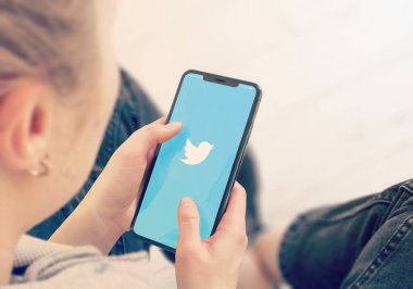 KYIV, UKRAINE-JANUARY, 2020: Cep telefonu ekranında Twitter. Sosyal Uygulama Kavramı