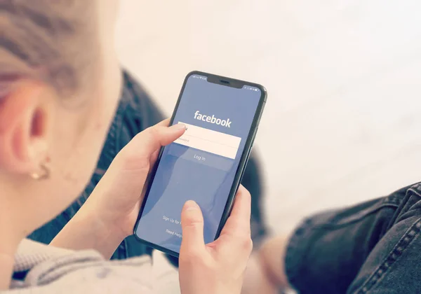 KYIV, UCRANIA-ENERO, 2020: Facebook en la pantalla del teléfono móvil. Concepto de medios sociales —  Fotos de Stock