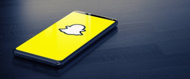 KYIV, UKRAINE-JANUARY, 2020: Cep telefonu ekranında Snapchat. 3D Sosyal Medya Konsepti