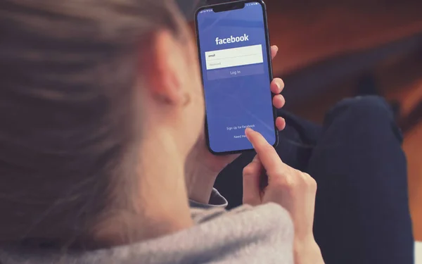 KYIV, UKRAINE-JANUARY, 2020: Facebook di Smart Phone Screen. Konsep Jejaring Sosial — Stok Foto