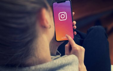 KYIV, UKRAINE-JANUARY, 2020: Akıllı Telefon Ekranında Instagram. Sosyal Uygulama Kavramı