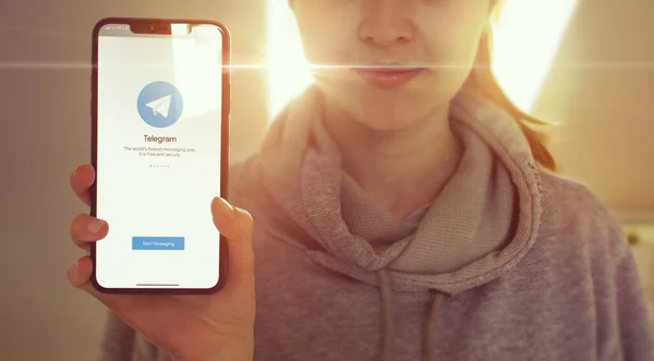 КИЕВ, УКРАИНА-ЯНВАРЬ, 2020: Телеграмма на экране мобильного телефона. Концепция социальных сетей — стоковое фото