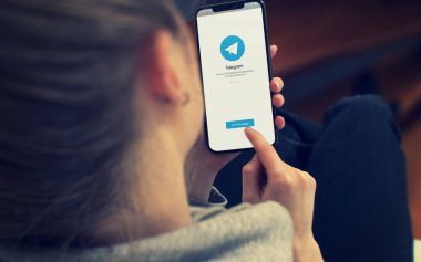 KYIV, UKRAINE-JANUARY, 2020: Cep telefonu ekranında telgraf. Sosyal Medya Kavramı