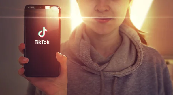 KIEW, UKRAINE-JANUAR, 2020: Tiktok auf dem Handy-Bildschirm. Social-Media-Konzept — Stockfoto