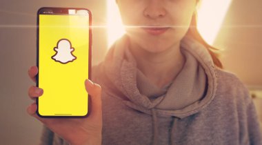 KYIV, UKRAINE-JANUARY, 2020: Cep telefonu ekranında Snapchat. Sosyal Uygulama Kavramı
