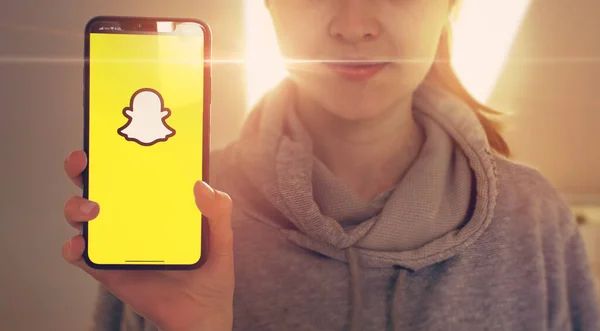 KYIV, UKRAINE-JANUARY, 2020: Snapchat στην οθόνη του κινητού τηλεφώνου. Έννοια κοινωνικής εφαρμογής — Φωτογραφία Αρχείου