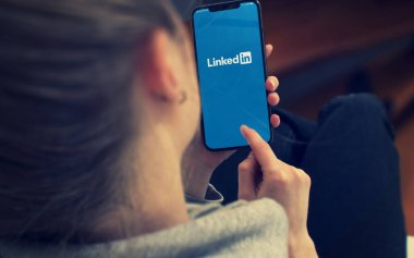 KYIV, UKRAINE-JANUARY, 2020: Cep telefonu ekranında linkedin. Sosyal Medya Kavramı