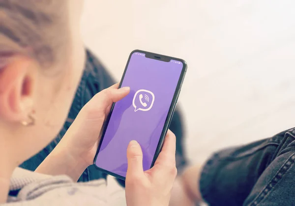 КИЕВ, УКРАИНА-ЯНВАРЬ, 2020: Viber на экране смартфона. Концепция социального применения — стоковое фото