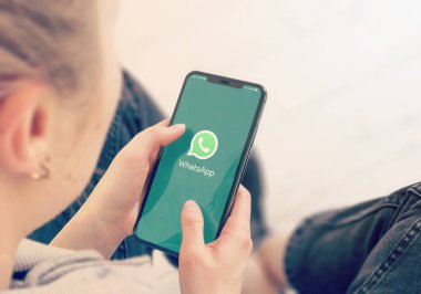 KYIV, UKRAINE-JANUARY, 2020: Whatsapp cep telefonu ekranında. Sosyal Medya Kavramı