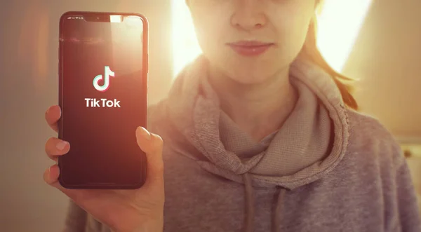 KYIV, UCRAINA-GENNAIO, 2020: Tiktok sullo schermo dello Smart Phone. Concetto di applicazione sociale — Foto Stock