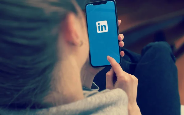 KYIV, UKRAINE-JANUARY, 2020: Linkedin pada Layar Ponsel. — Stok Foto