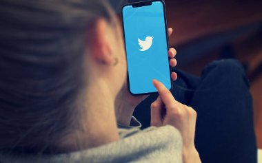 KYIV, UKRAINE-JANUARY, 2020: Akıllı Telefon Ekranında Twitter. Sosyal Uygulama Kavramı