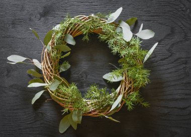 DIY çelenk yapılan okaliptüs ve köknar ağacı süsle.