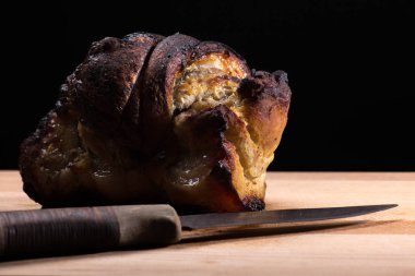 Pişmiş domuz eti rulo sarımsak ile dolu