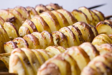 Bir şiş üzerinde fırında patates