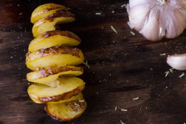 Bir şiş üzerinde fırında patates