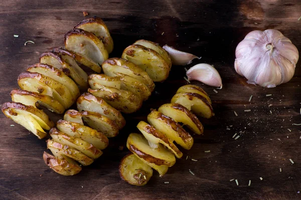 Печёная картошка на шампуре — стоковое фото