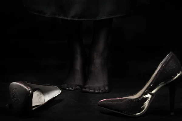 화살표와 함께 블랙 스타킹에 우아한 여성 다리 — 스톡 사진