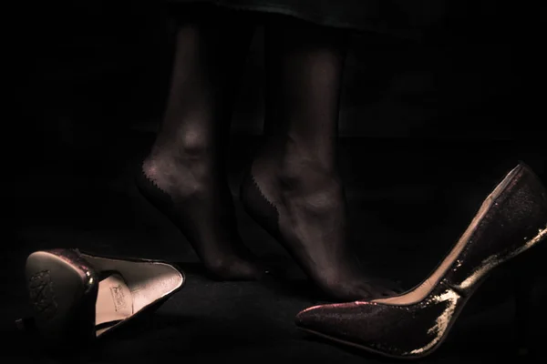 Graciosa pernas femininas em meias pretas com setas — Fotografia de Stock