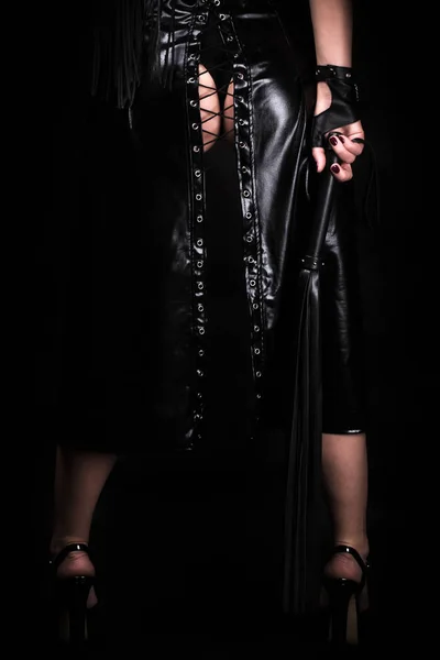 Senhora de pernas compridas em um manto preto — Fotografia de Stock