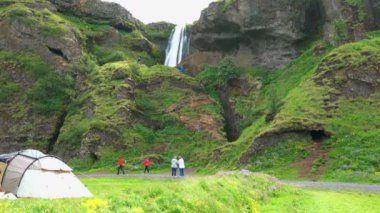 Seljalandfoss ve bir turist çadır görüntülemek