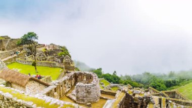 Zaman atlamalı yağmurlu sezonu bulutların üzerinde Machu Picchu
