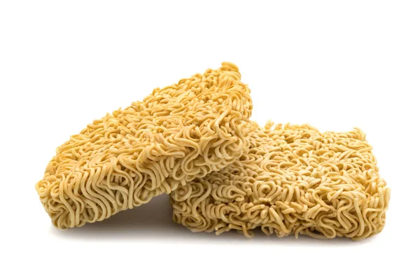 Beyaz arkaplanda hazır erişteler izole