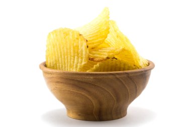 Küçük bir ahşap kase patates cipsi