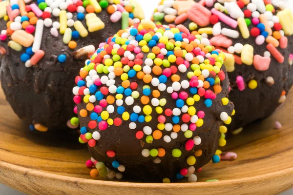 Enfoque selectivo en cupcake de chocolate dulce adornado con colorf — Foto de Stock
