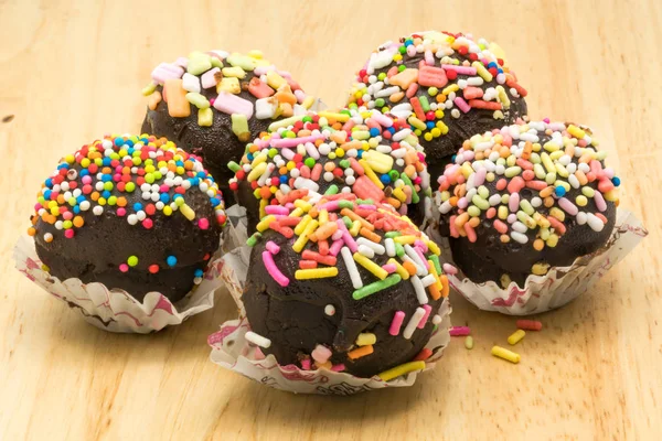 Bolas de chocolate de colores en taza de papel — Foto de Stock