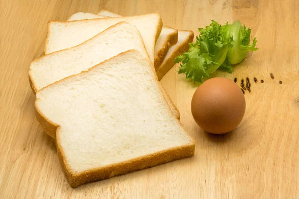 Grămadă de pâine feliată, ouă și legume — Fotografie, imagine de stoc