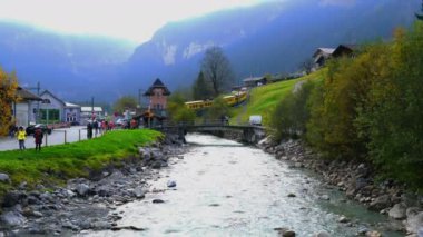 Turistler ve trafik Interlaken tren istasyonu, İsviçre