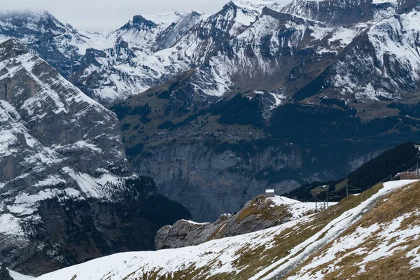 Vista de la montaña de nieve y el pueblo en los Alpes — Foto de Stock