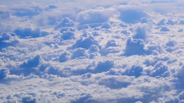 Vista del paisaje nublado desde la ventana del avión — Vídeo de stock