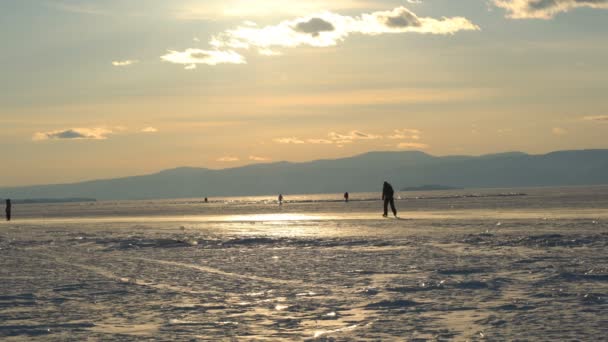 Silhouet scène van toeristische schaatsen op het gladde ijs — Stockvideo