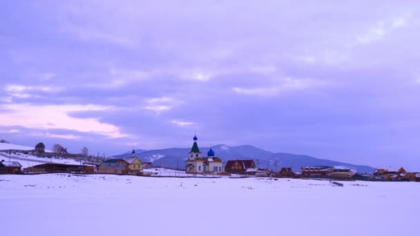 Morgon på den ortodoxa kyrkan i en by vid Bajkalsjön — Stockvideo