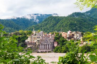 Görünümü kutsal Ganj Nehri ve Rishikesh şehir