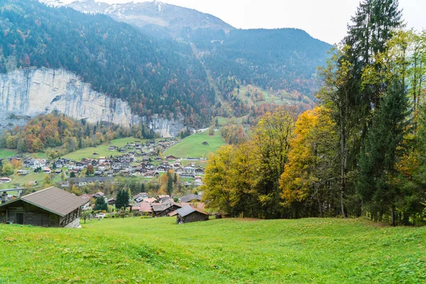 Vista del pueblo en los Alpes — Foto de Stock