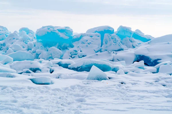 Weergave van blokken ijslaag met sneeuw op bevroren Baikalmeer — Stockfoto
