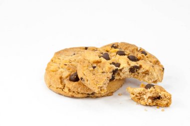 Beyaz arka planda izole edilmiş lezzetli kurabiyeler