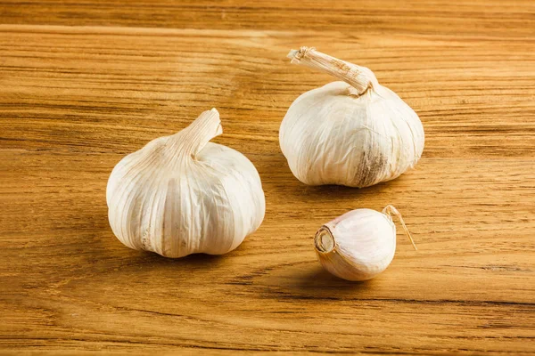 Garlic on wooden table — Stock Photo, Image