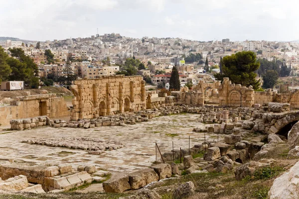 Ruinen des antiken Jerash in Jordanien mit der modernen Stadt im Hintergrund — Stockfoto