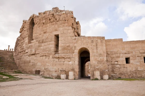 Utsidan av North Theater i antika Jerash — Stockfoto