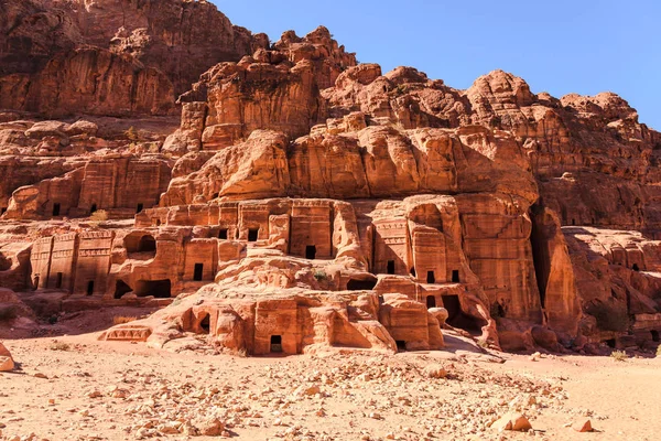 Cliffside gravar på Petra, Jordanien — Stockfoto