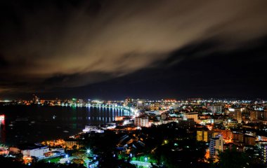 Gece Pattaya şehir görünümünü