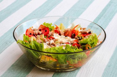 Ton balıklı salata bir cam kase