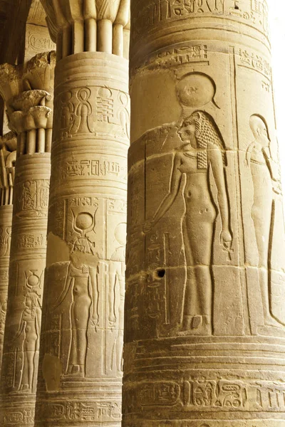 Bas-relevo na coluna do templo philae em aswan — Fotografia de Stock