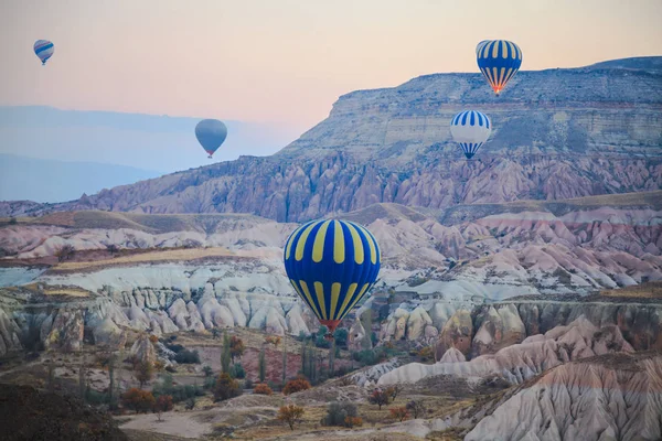 Hete lucht ballonnen oplopend op Cappadokia — Stockfoto