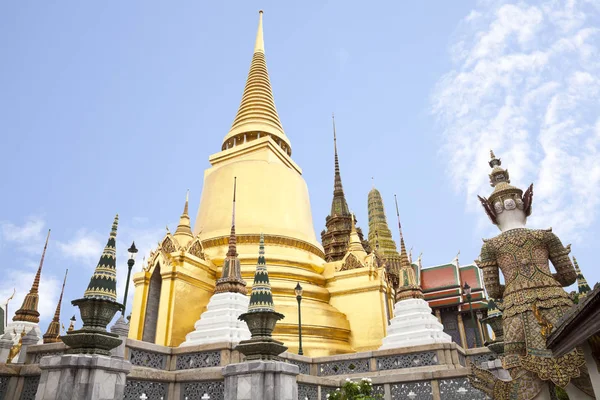Pagoda d'oro in Wat phra kaew — Foto Stock